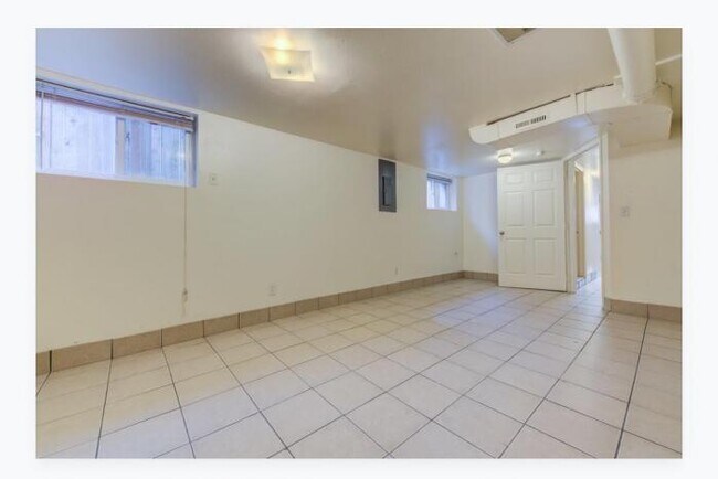 Building Photo - 8 bedroom in Seattle WA 98105