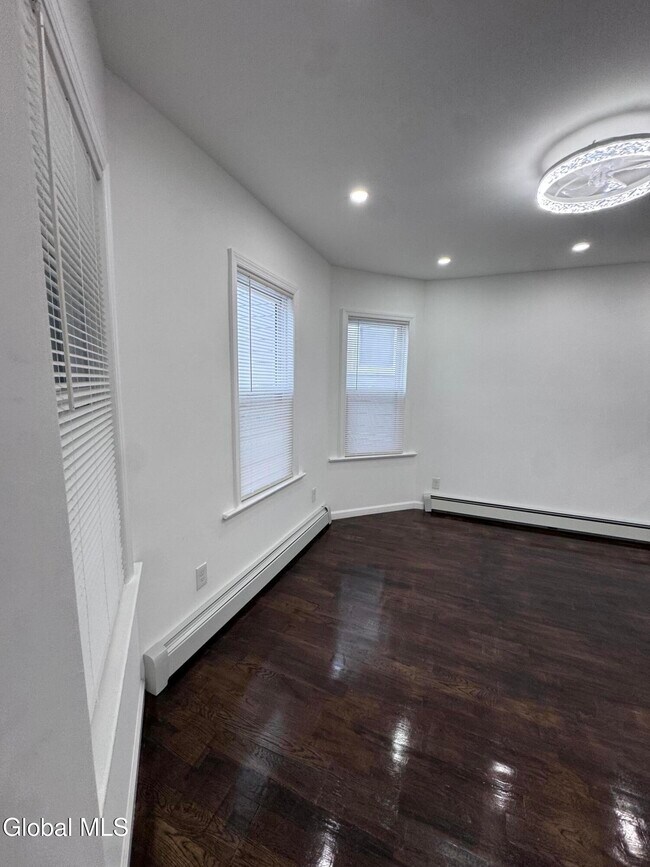 Building Photo - 885 Yorkston St