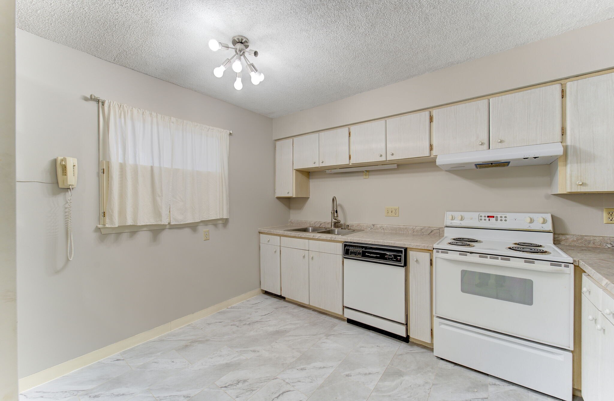 Building Photo - 410 6th Ave SW