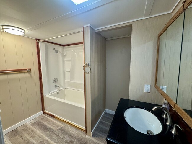 Building Photo - 6 Fox Ln