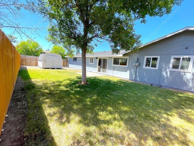 Building Photo - Recently-renovated 2 BR duplex in Redmond ...