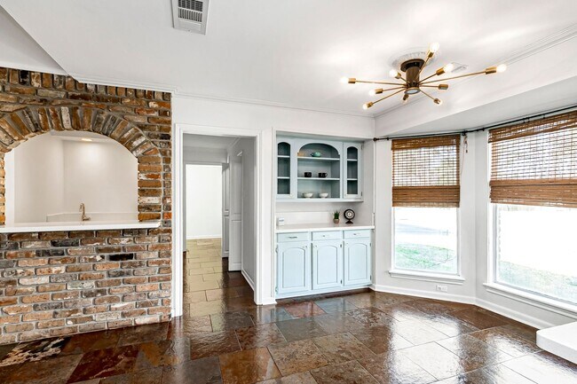 Building Photo - 4204 Pine Park Dr