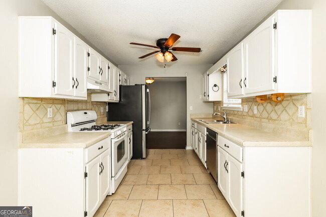 Building Photo - 2521 Country Lake Cir