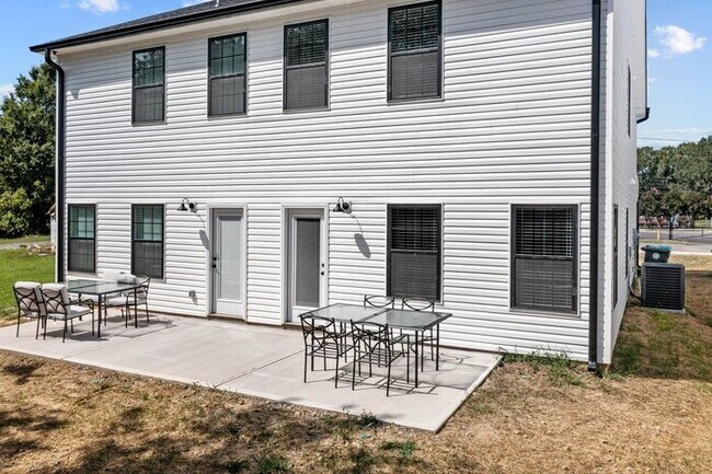 Building Photo - Salisbury Townhome w/ Garage