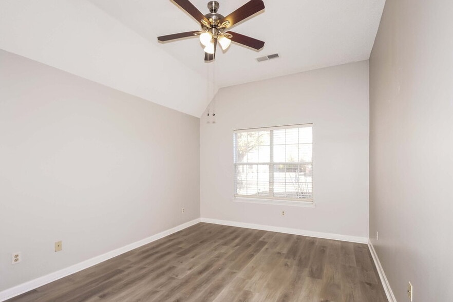 Building Photo - 8445 Clubview Dr