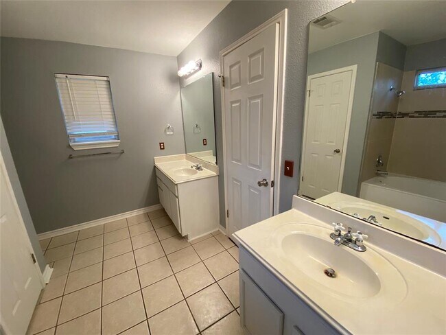 Building Photo - 1513 Deepwoods Trail