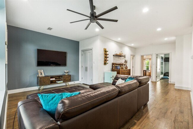 Building Photo - 10630 Greengarden Rd