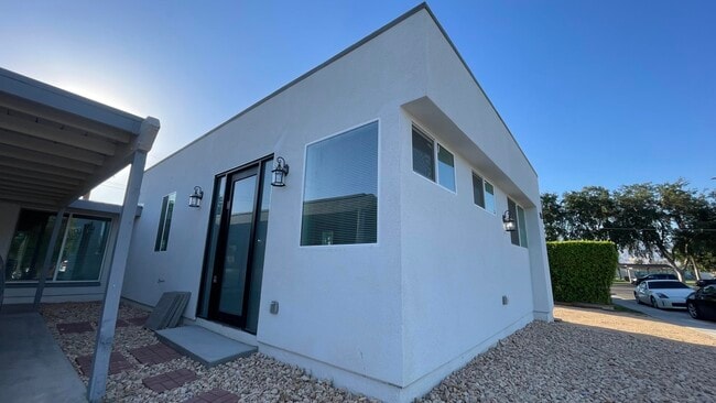 Building Photo - 46551 Linda Flora St