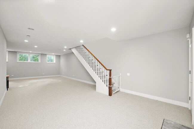 Building Photo - 2755 N Lakewood Ave