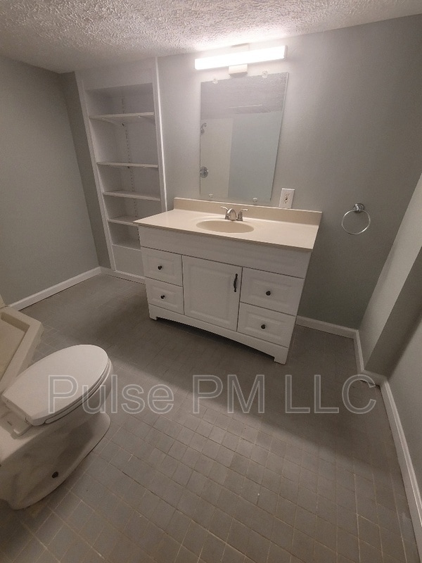 Building Photo - 2222 Oakland Ave