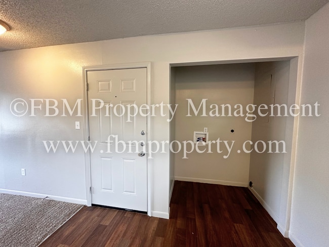Building Photo - 825 Tehuacana Hwy