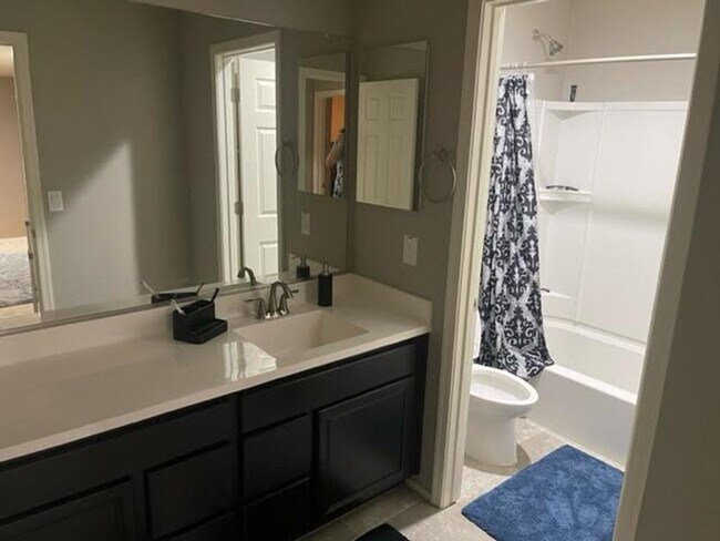 Building Photo - Lovely 3Bedroom/ 2.5 Bath Mesa Home!