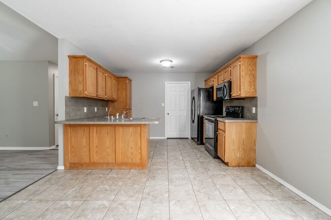 Building Photo - Freshly Updated 3 Bed, 2 Bath Home in Fort...