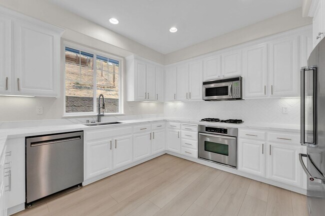 Building Photo - Gorgeous remodeled 3 bedroom, 3 full bathroom home for rent!