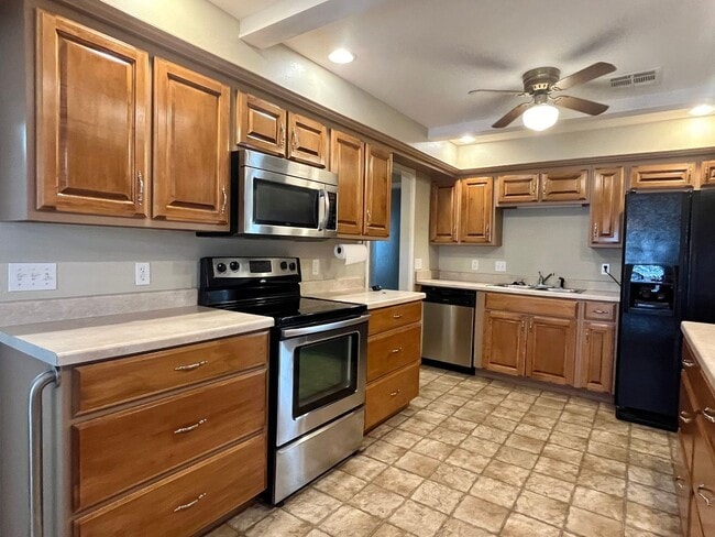 Building Photo - Charming 3 Bed 1.5 Bath!