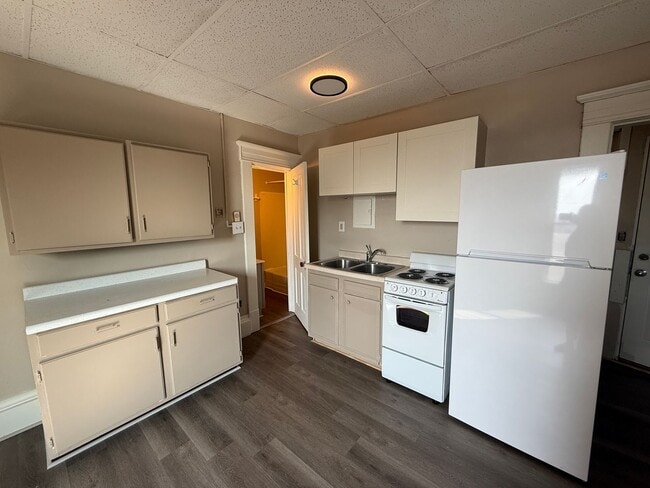 Building Photo - Cozy Studio with Walk-In Closet in the Hea...