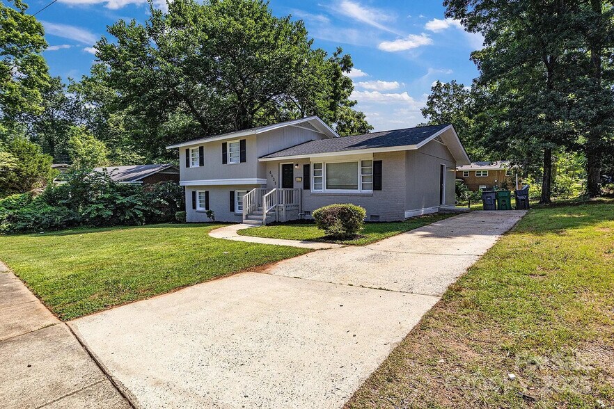 Building Photo - Room in House on Thornwood Rd