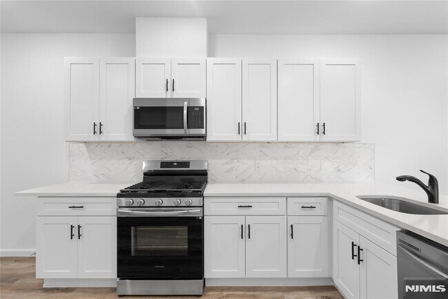 Building Photo - 51 E Main St