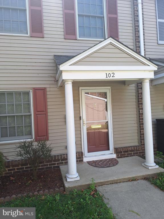 Primary Photo - 102 Royal Ct Ln