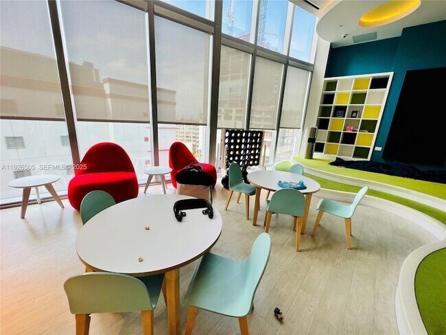 Building Photo - 851 NE 1st Ave