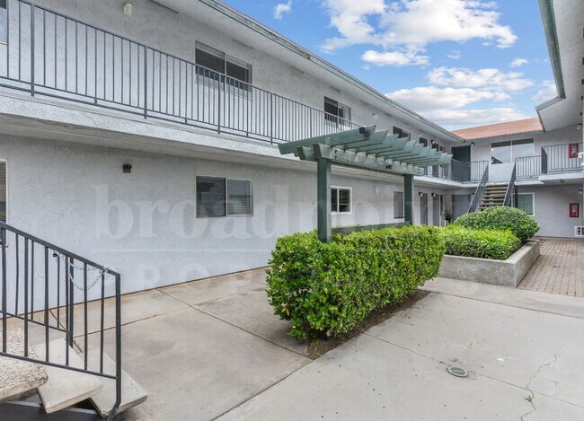 Building Photo - 339 W 15th Ave Apts