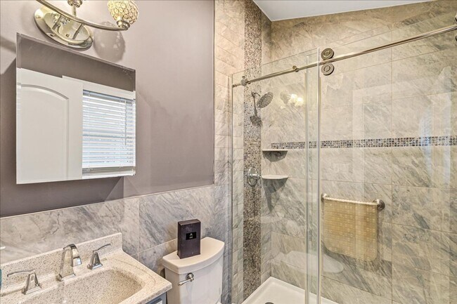 Building Photo - Immaculate 3 Bedroom & 2 Bathroom