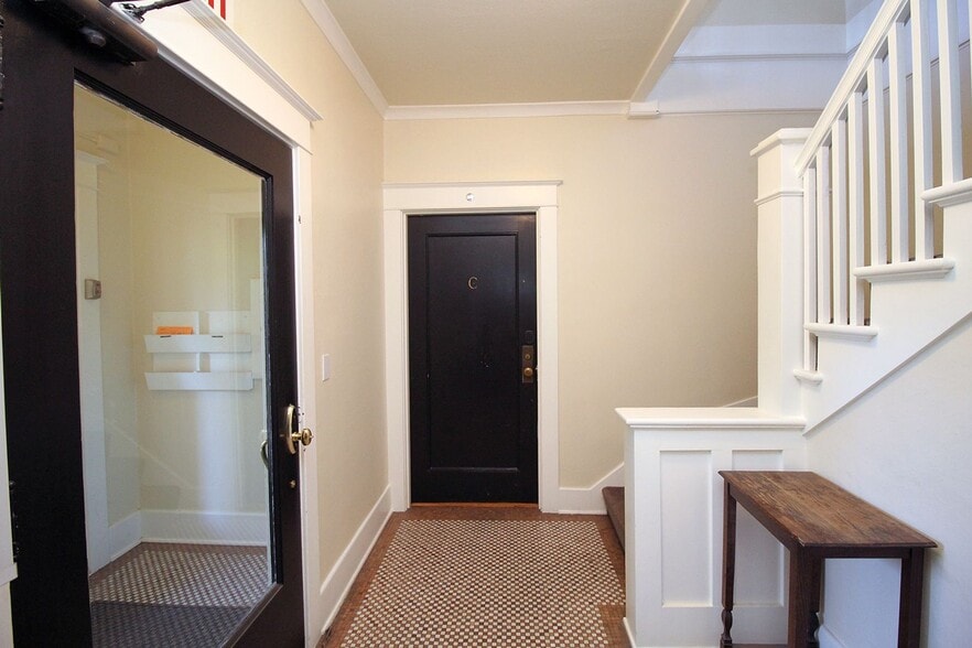 Building Photo - 2314 SW Vista Ave