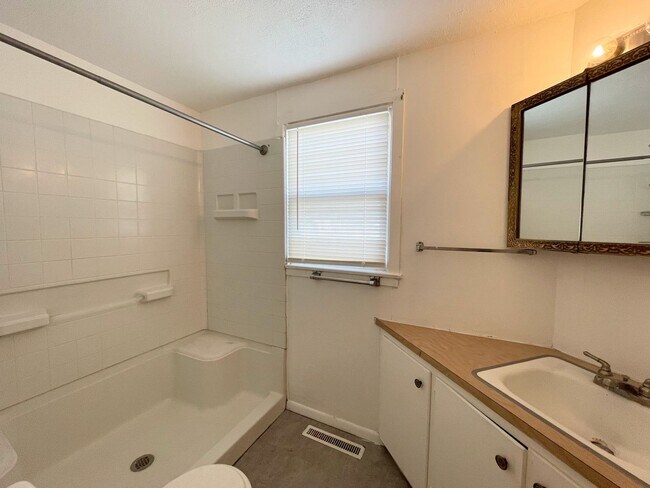 Building Photo - 2 Bed 1 Bath with 2-Car Detached Garage