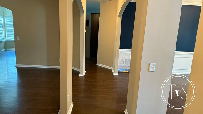 Building Photo - 639 Red Oak Ln