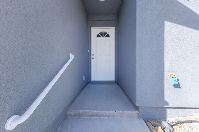 Building Photo - 9060 E Lakeshore Dr