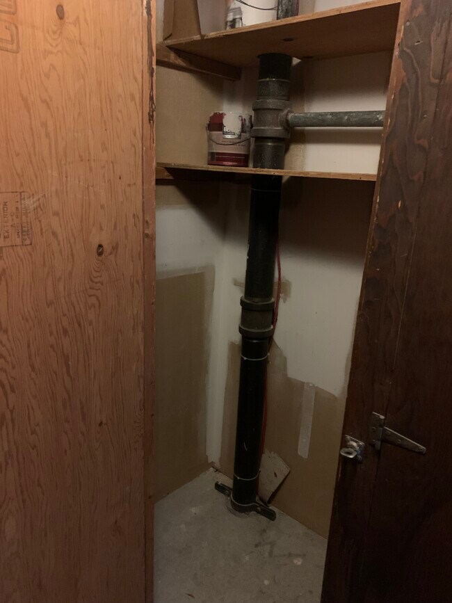 Extra private storage right next door to unit - 2800 W 44th St