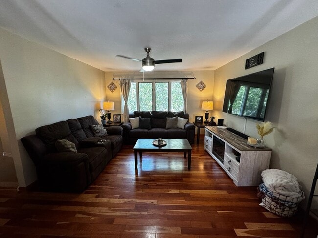 Building Photo - 609 Wheatland Dr