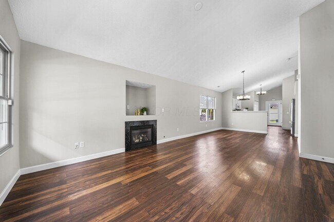 Building Photo - 157 Feathertip Ln