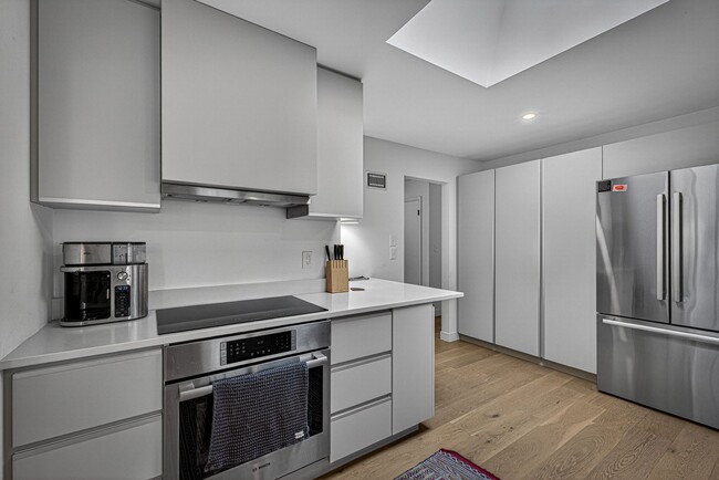 Building Photo - 1624 W 50th St