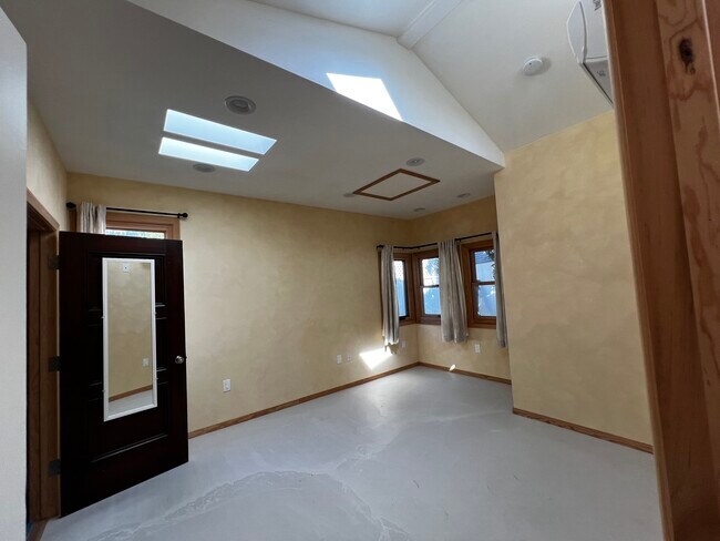 Building Photo - 1178 N Alexandria Ave