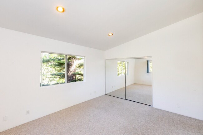 Building Photo - 898 Veronica Springs Rd