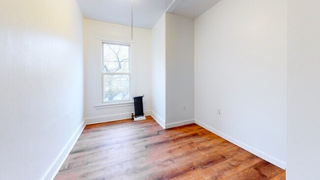 Building Photo - Spacious, Fully Renovated 3BR in Prime Eas...