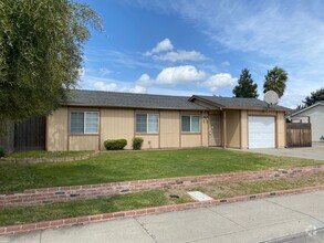 Building Photo - Lathrop!!