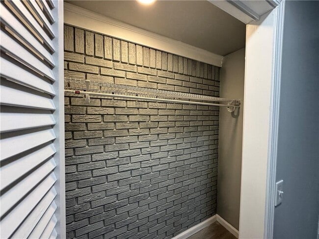 Building Photo - 5971 Robin Hood Ln