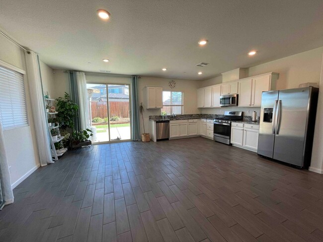 Building Photo - Gorgeous 4 Bedroom in Fiddyment Ranch