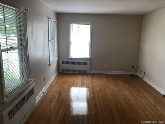 Building Photo - 722 Knapps Hwy