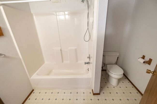 Building Photo - Cute Duplex in CDA