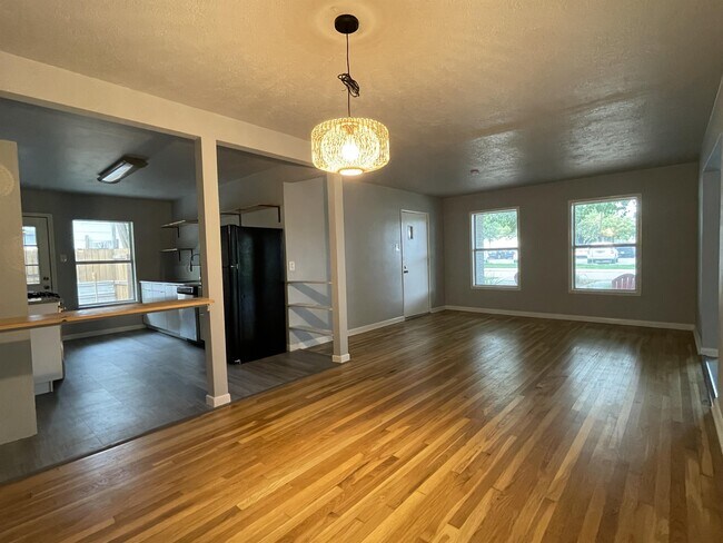 Building Photo - 258 Cresham Dr