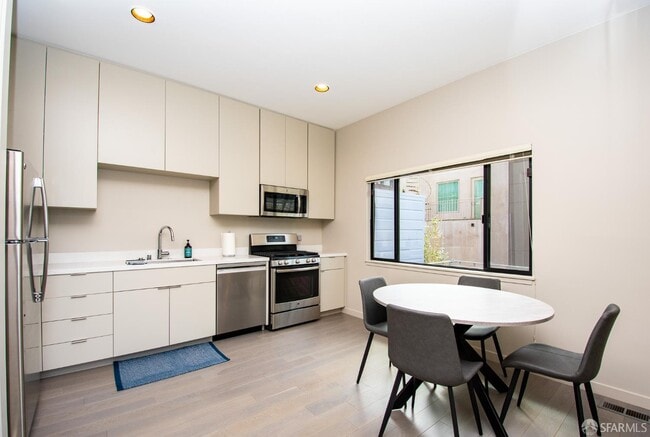 Building Photo - 5 Montague Pl