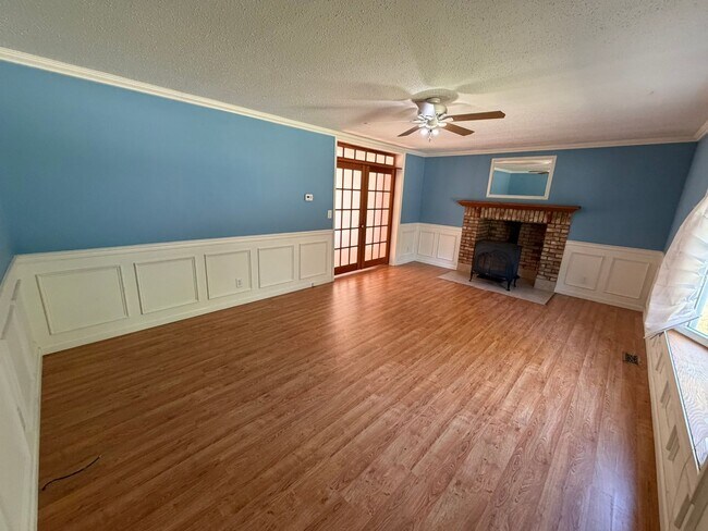 Building Photo - 4BR Colonial with Garage and Large Lot