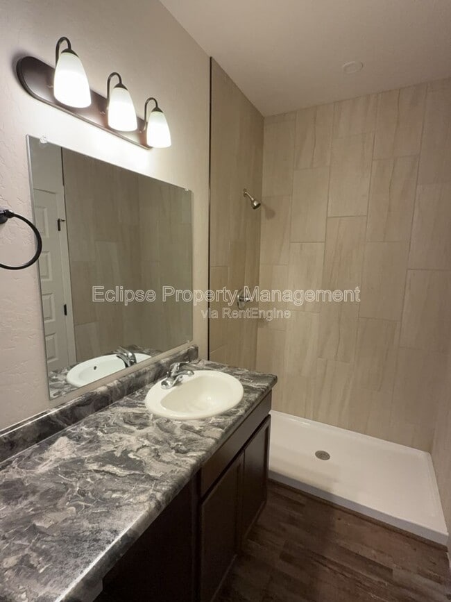 Building Photo - 250 Sasha St