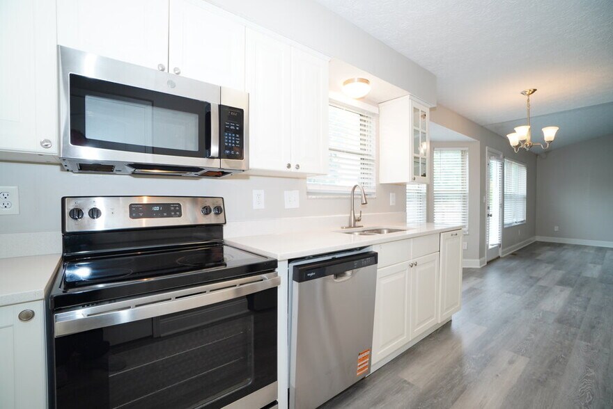 Building Photo - 5945 Whitehaven Dr