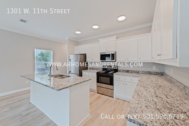 Building Photo - 1301 W 11th St
