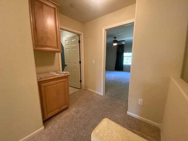 Building Photo - Spacious 2BD Condo with Loft & 2-Car Garage Near Intel and Willow Hill Park