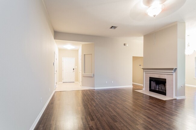Building Photo - Charming 4-Bedroom, 2-Bath Home with Moder...
